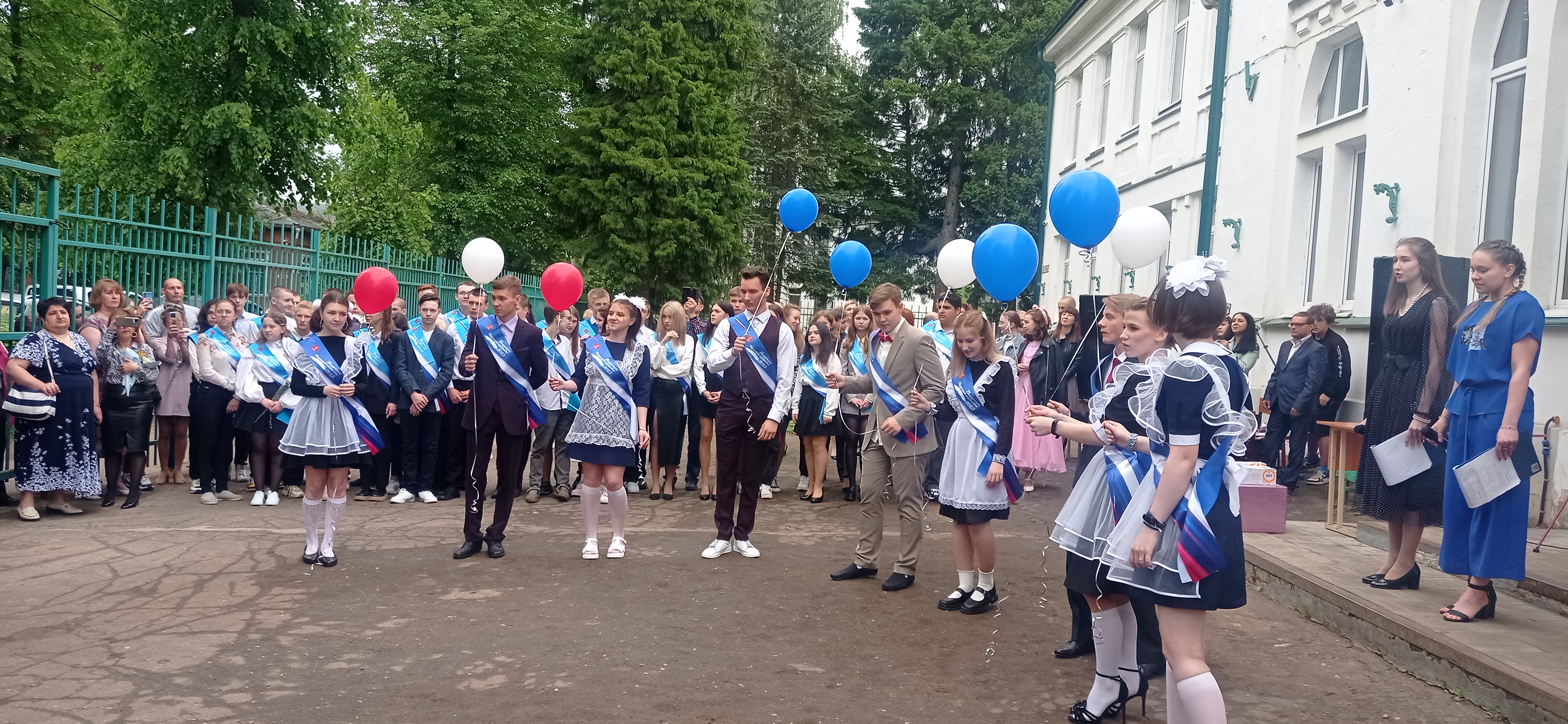 Выход выпускников. Выход выпускников на последний звонок.